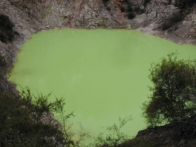 Bồn tắm của quỷ (devil’s bath) ở New Zealand. Hồ nước màu xanh lạ này nằm trong khu vực núi lửa Taupo. Màu xanh độc đáo của nó hình thành do tác động từ các khoáng chất lưu huỳnh dưới nước. Chúng cũng có mùi hôi thối rất khó ngửi.